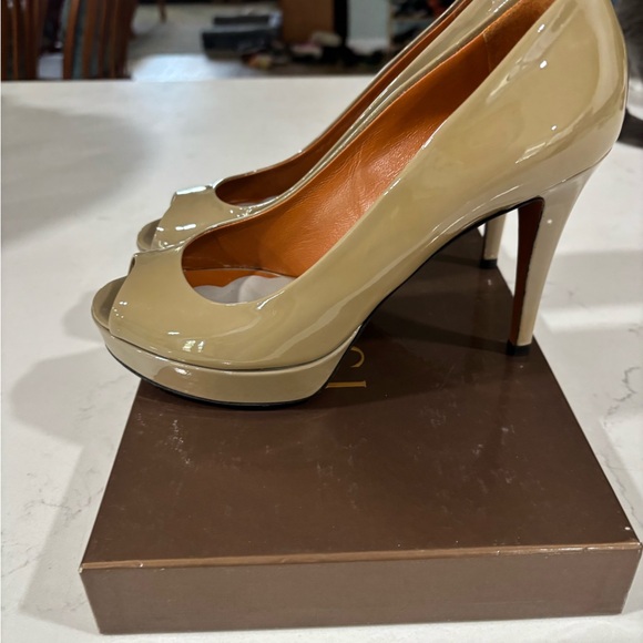 😍PRICE DROP Gucci Women's Peep Toe Heels - Tan size 7 - Picture 1 of 12